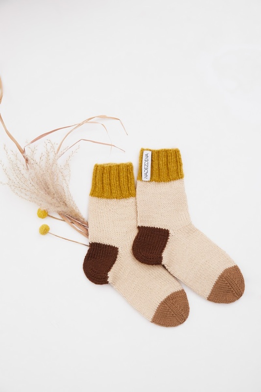 hand-knitted Cozy socks beige